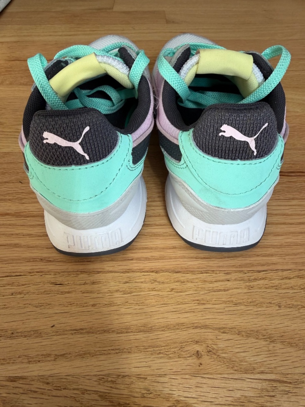 Girls Puma Sneakers Size 4 Big Kids - Picture 5 of 6